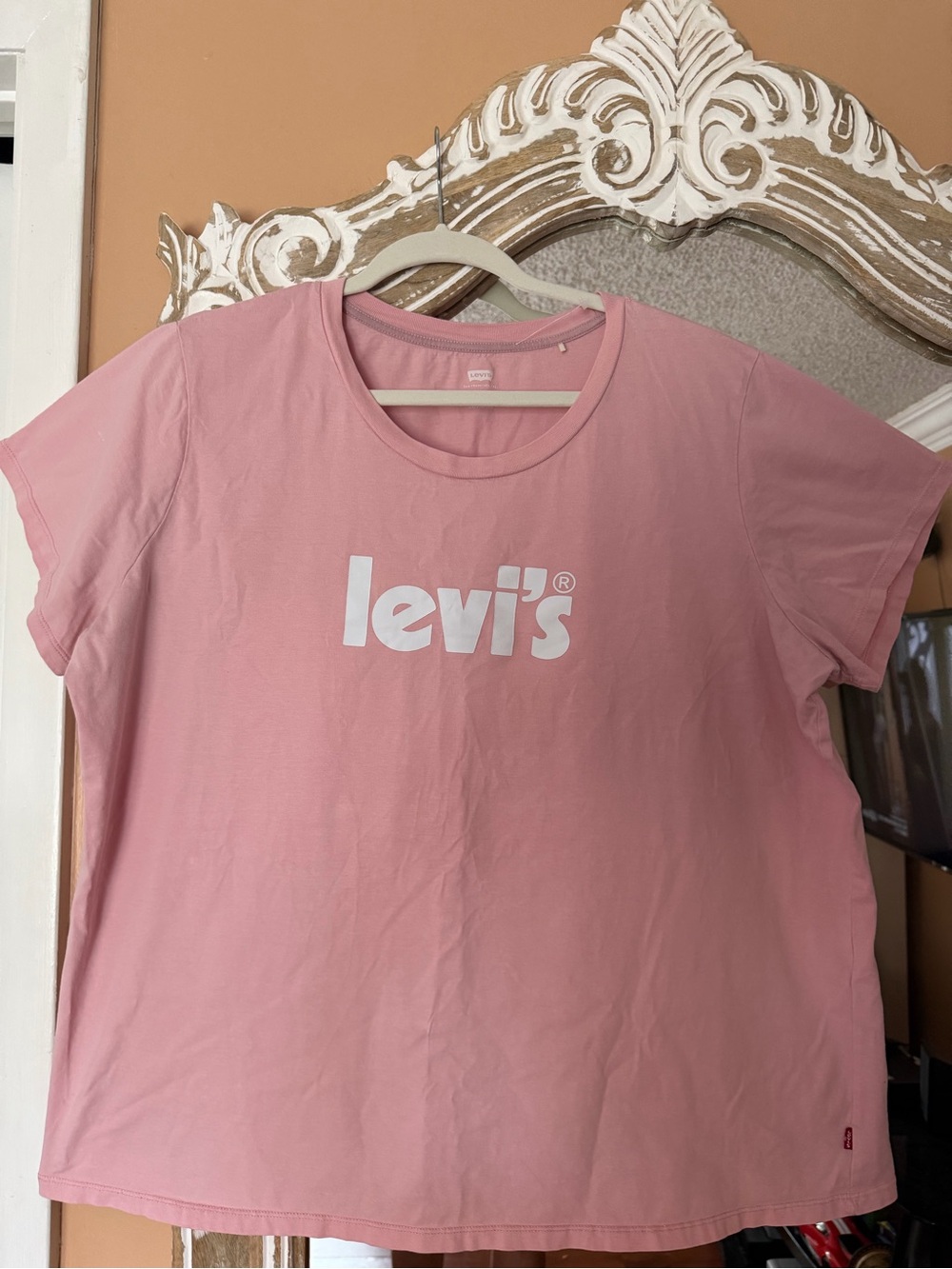 NEW Levi's Women's Pink Logo Crewneck T-Shirt